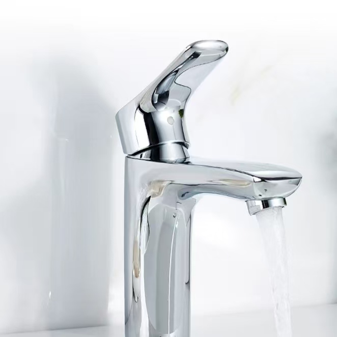 Maliwanag na Pilak na Arc-Shaped Single-Handle Faucet